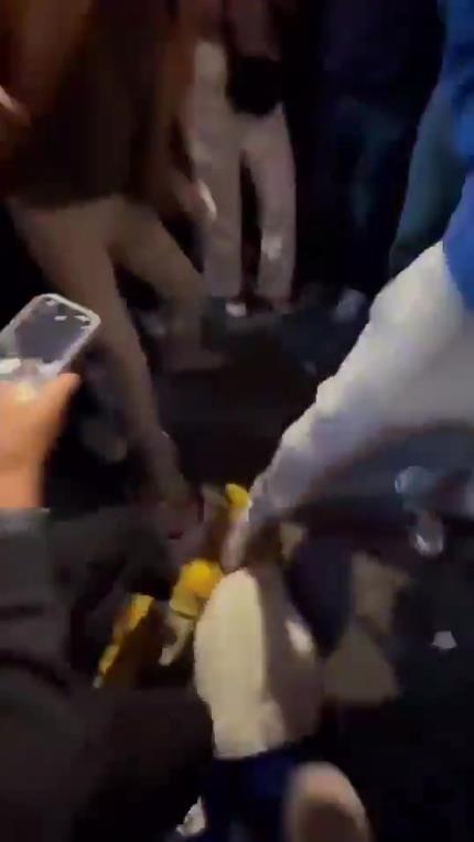 驚！尼克斯大勝步行者后，哈利伯頓遭主場(chǎng)球迷群毆