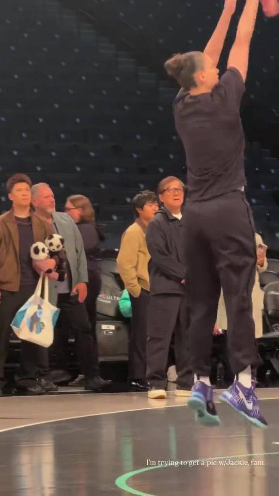 71歲成龍現(xiàn)身巴克萊中心看女籃比賽：她們投籃怎么那么準?。?！
